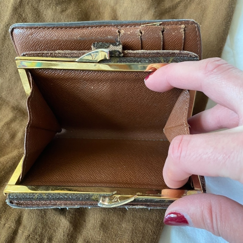 Louis Vuitton - Picture 2 of 4